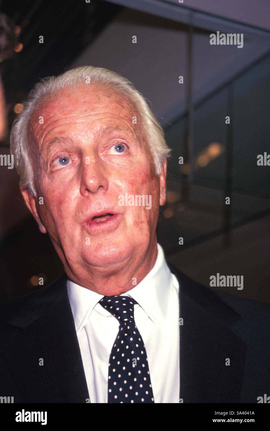 31 GENNAIO 2005 - L6387AR.PROMO DELLA NUOVA LINEA GIVENCHY. HUBERT DE GIVENCHY 09-09-1993. ANDREA RENAULT- PHOTOS(immagine di credito: © Globe Photos/ZUMAPRESS.com) Foto Stock