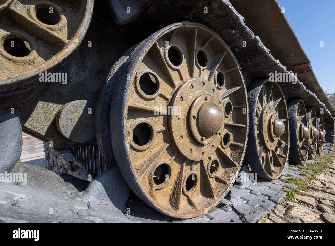 Binari e ruote di un ex carro armato T-34 dell'esercito sovietico a Tiraspol, Transnistria Foto Stock