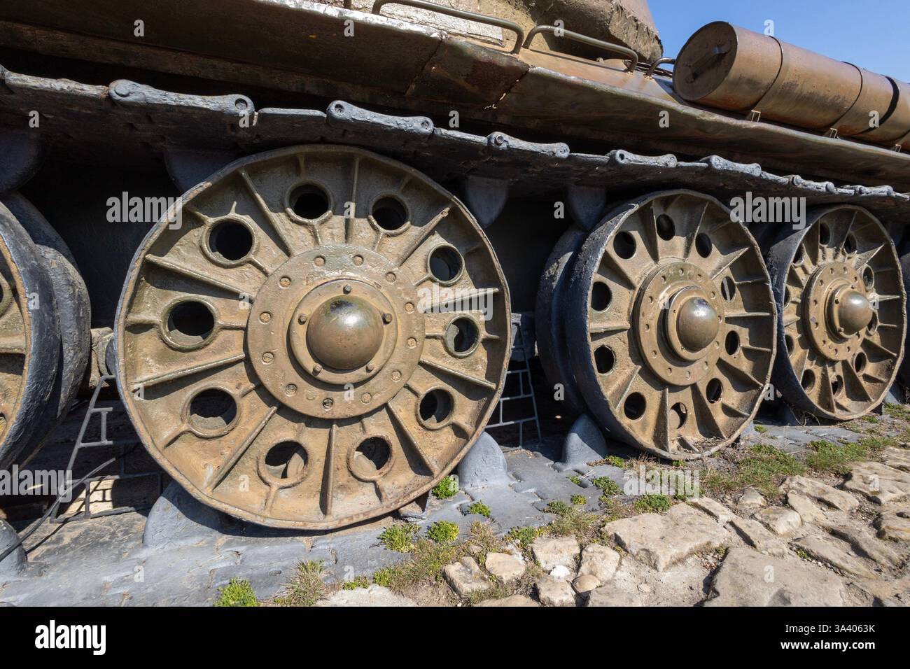 Tracce e ruote di un ex carro armato T-34 dell'esercito sovietico Foto Stock