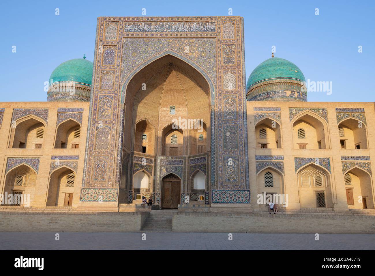 BUKHARA, UZBEKISTAN - 8 SETTEMBRE 2022: La facciata della madrasa medievale Mir-i-Arab in una soleggiata serata di settembre Foto Stock