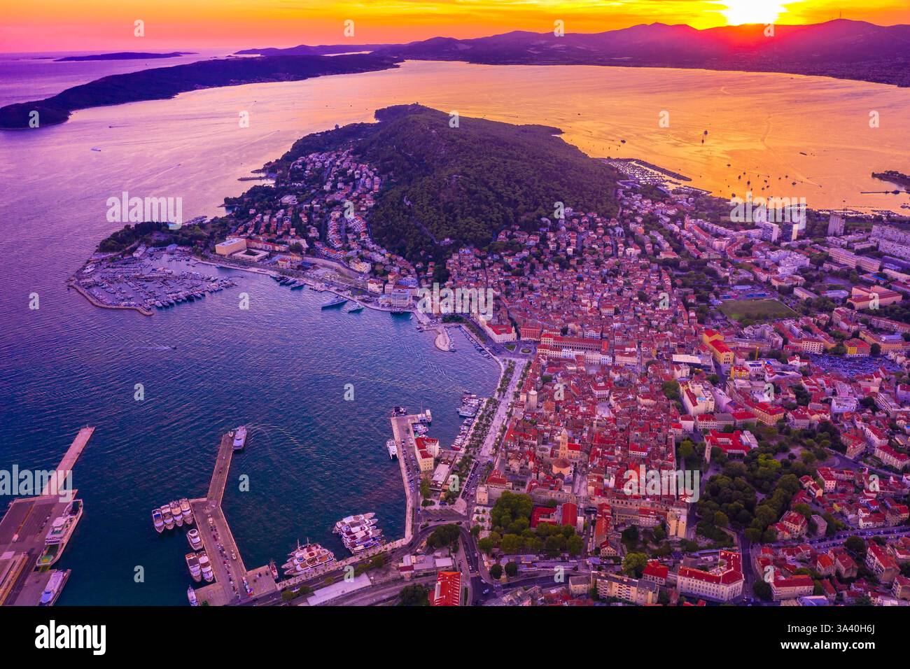 Una vista panoramica mozzafiato a volo d'uccello di Spalato, Croazia, che mostra la sua storica città vecchia, la costa adriatica, con la collina di Marjan Foto Stock