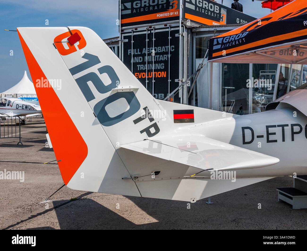 Belin, Germania - 11 giugno 2010: Grob G 120TP addestramento biposto e velivoli ad ala bassa acrobatica (D-ETPQ) alla fiera aerea di Berlino (ILA) 2010 Foto Stock