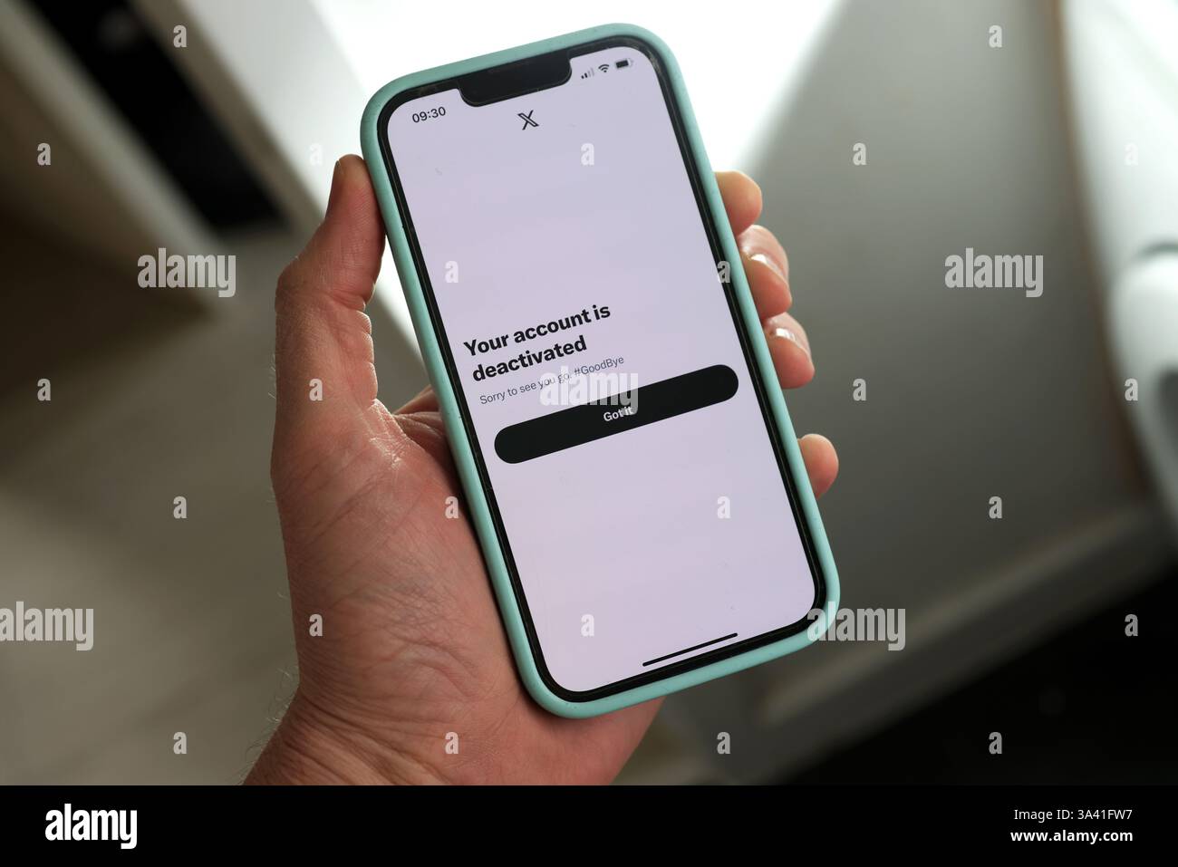Un iPhone con un account X (Twitter) disattivato sullo schermo raffigurato a Londra, Regno Unito. Foto Stock