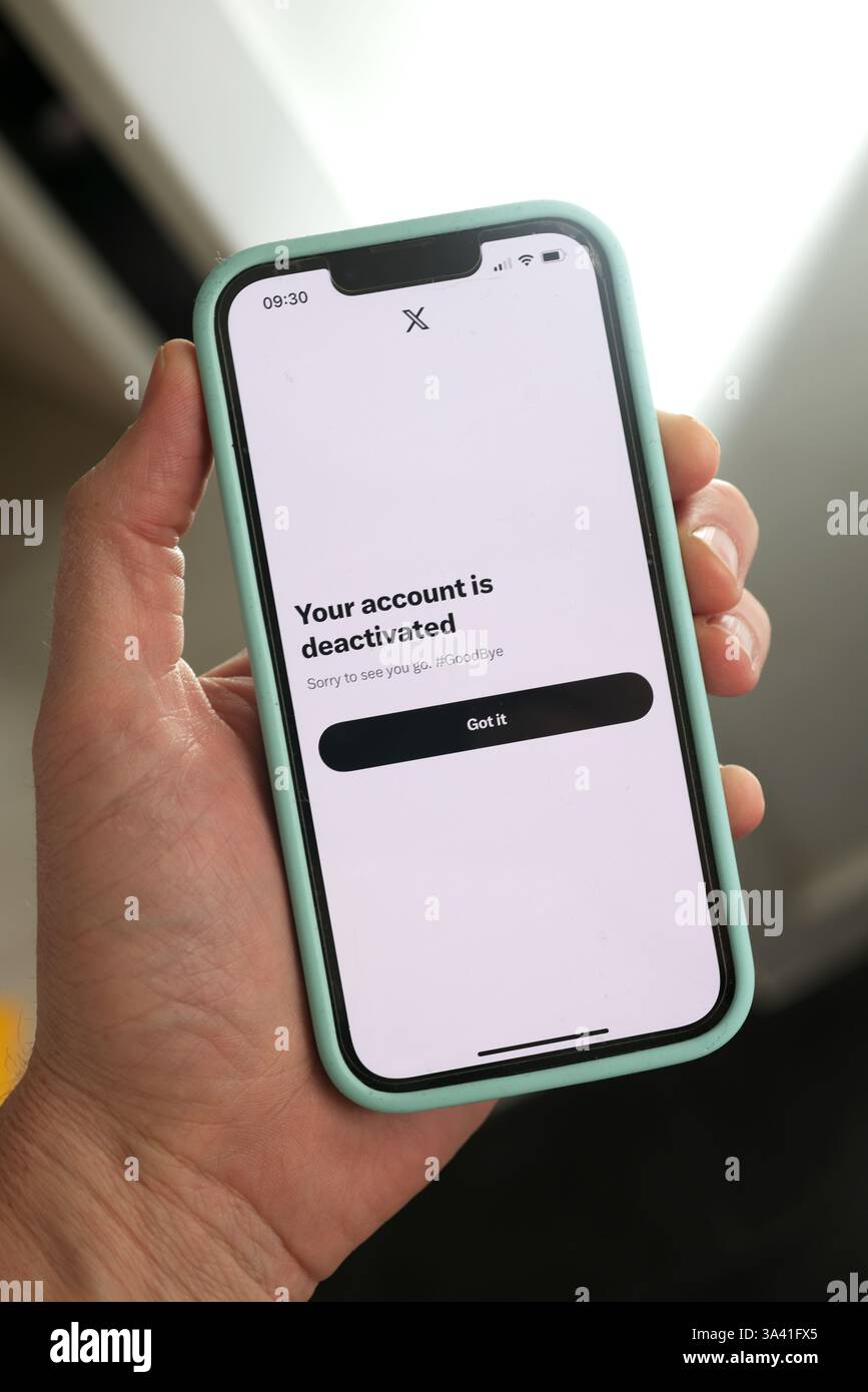 Un iPhone con un account X (Twitter) disattivato sullo schermo raffigurato a Londra, Regno Unito. Foto Stock