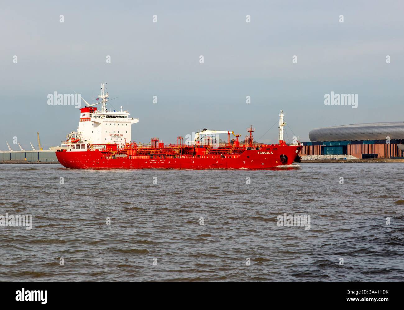 Nave petroliera "tequila" nell'estuario del fiume Mersey in arrivo a Liverpool, Inghilterra, Regno Unito Foto Stock