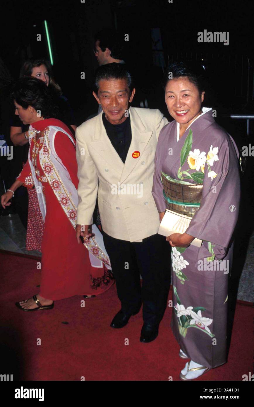Luglio 26, 2006 - K9999NP.SETTE ANNI IN TIBET PREMIERE.LOS ANGELES 1997.MAKO IWAMATSU con moglie HOSHI. NINA PROMMER- 1997..MAKOIWAMATSURETRO(Immagine di credito: © Globo foto/ZUMAPRESS.com) Foto Stock