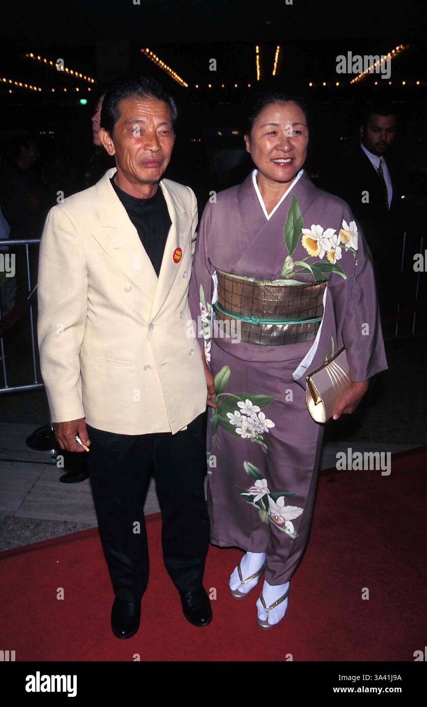 Luglio 26, 2006 - K10001FB.SETTE ANNI IN TIBET PREMIERE.LOS ANGELES 1997.MAKO IWAMATSU con moglie HOSHI. FITZROY BARRETT- 1997..MAKOIWAMATSURETRO(Immagine di credito: © Globo foto/ZUMAPRESS.com) Foto Stock