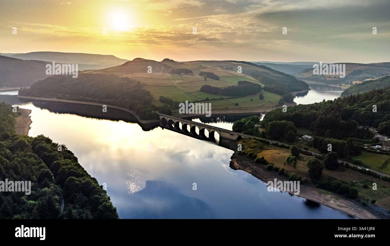 Lago artificiale Ladybower nell'Upper Derwent Valley, Derbyshire, Inghilterra. Fatto al tramonto. Foto Stock