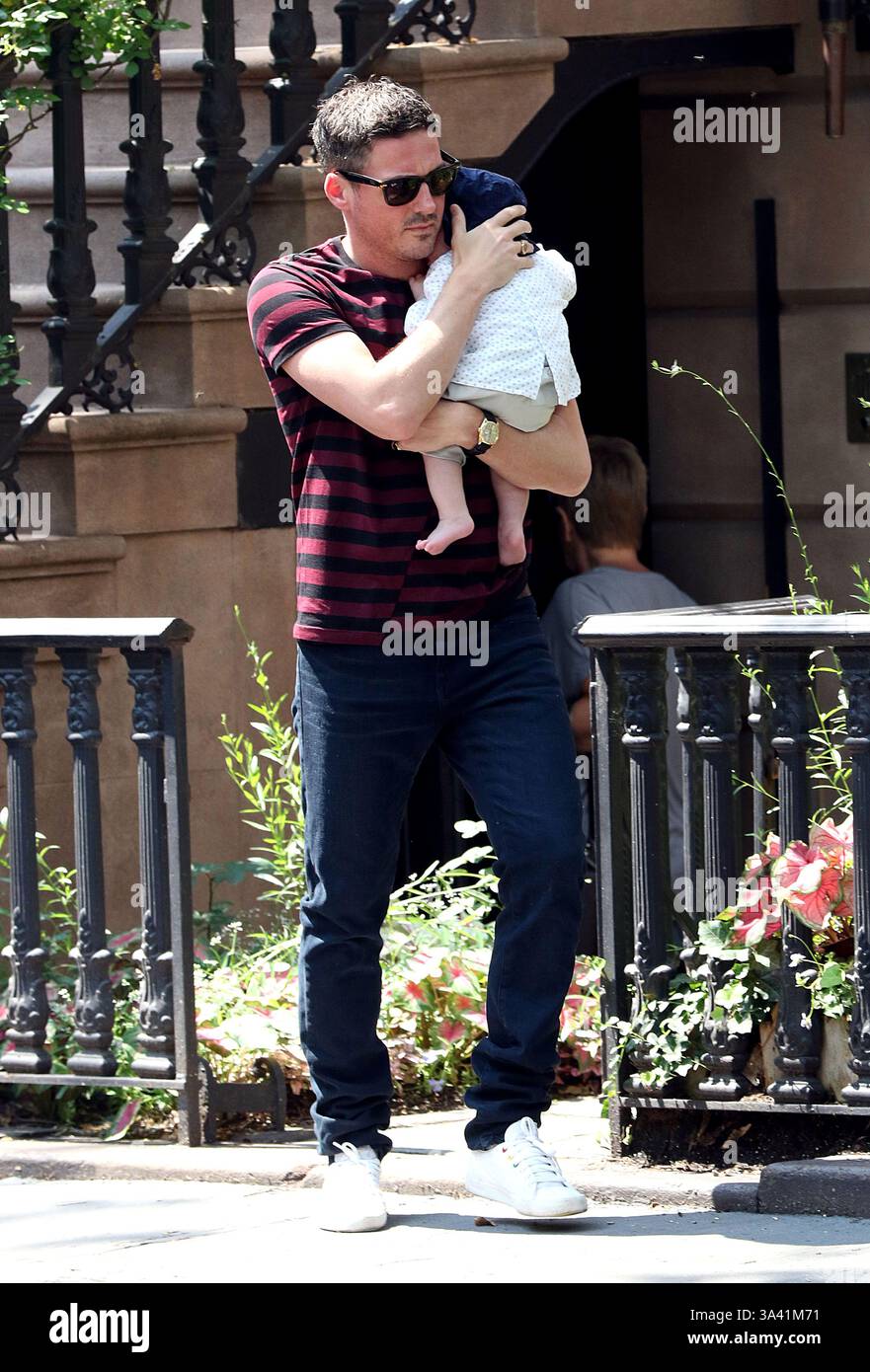 Dave Gardner porta suo figlio Sailor Gene Gardner fuori e fuori nel West Village per il 38 ° compleanno di Liv Tyler a New York City - 1 luglio 2015 Foto Stock