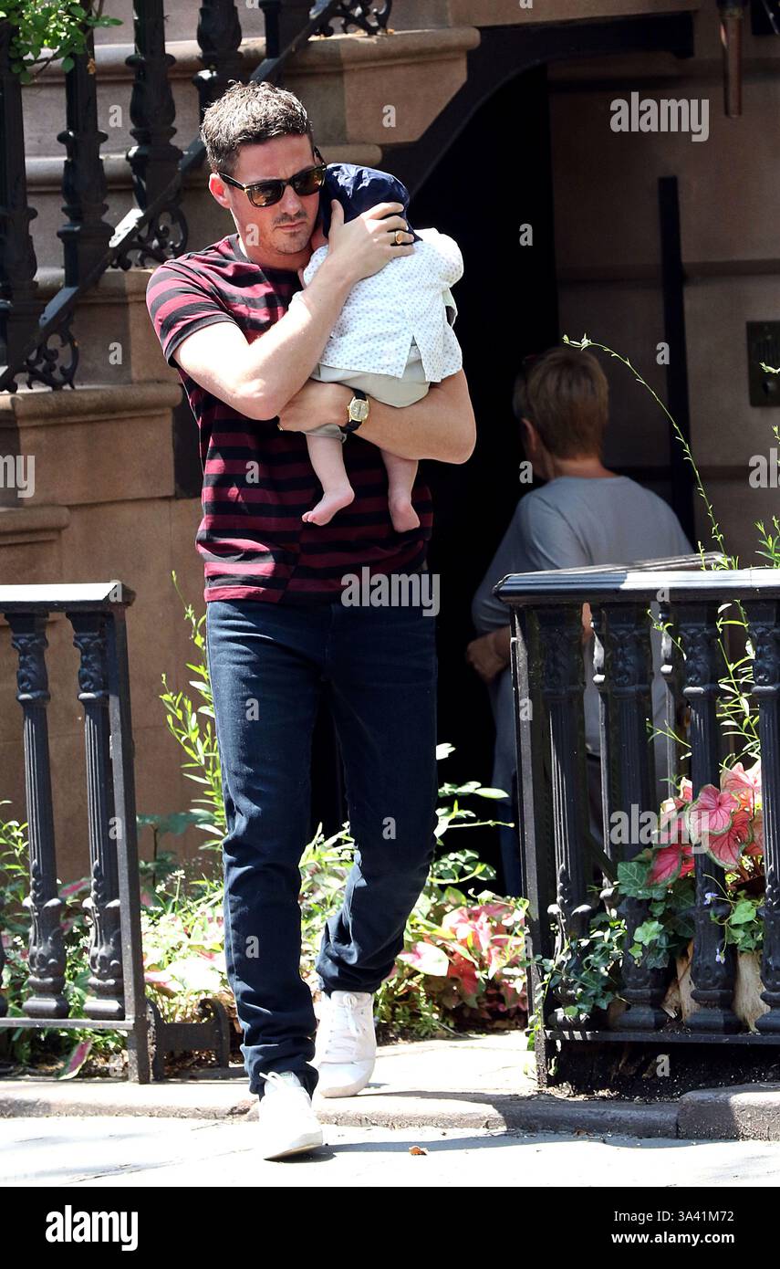 Dave Gardner porta suo figlio Sailor Gene Gardner fuori e fuori nel West Village per il 38 ° compleanno di Liv Tyler a New York City - 1 luglio 2015 Foto Stock