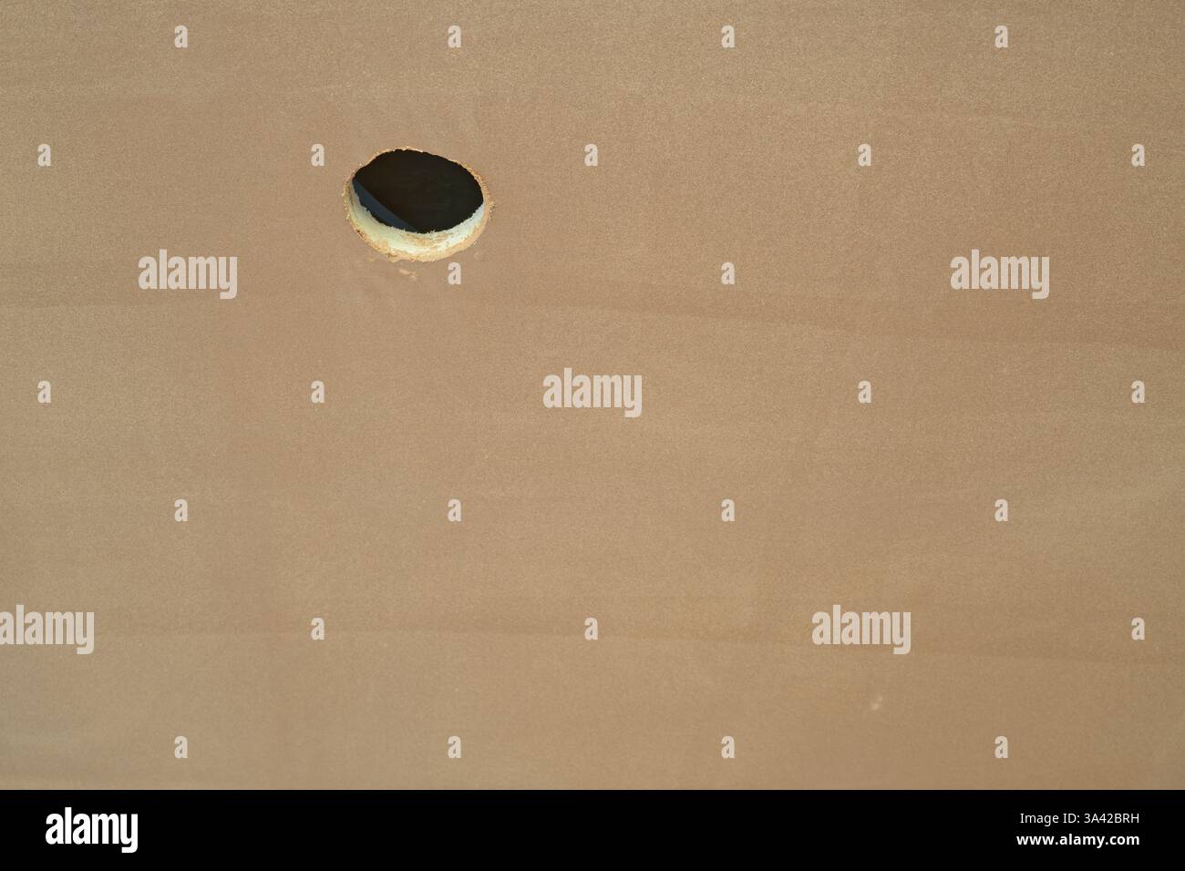 Foro per soffitto pronto per l'illuminazione. Camera intonacata di recente. Lavori di costruzione rifiniti con una superficie liscia e piatta di intonaco sottile. Una grande abilità. Foto Stock