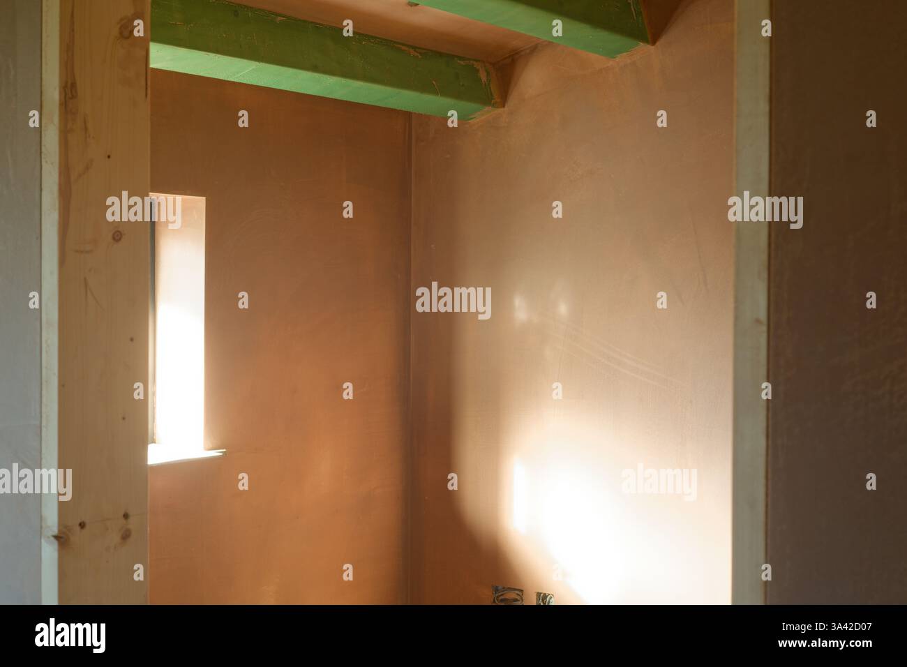 Camera intonacata di recente con bordi affilati e una superficie molto liscia. Lavori di costruzione rifiniti con una superficie liscia e piatta di intonaco sottile. Una grande abilità. Foto Stock