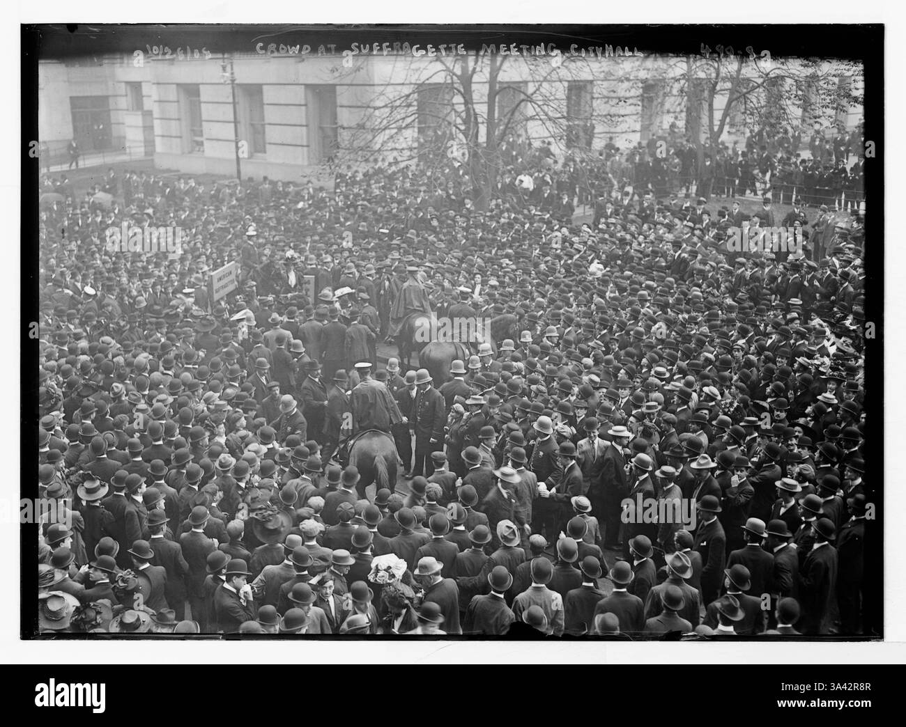 Suffragio femminile negli Stati Uniti - folla a suffragette Meeting City Hall [New York] - 1912 - suffragette che sostenevano la ratifica del 19° emendamento alla Costituzione degli Stati Uniti, che garantiva alle donne il diritto di voto. L'emendamento è stato ratificato il 18 agosto 1920, dopo che il Tennessee è diventato il 36° stato ad approvarlo, soddisfacendo la necessaria maggioranza dei tre quarti degli stati. Organizzazioni di suffragio come la National American Woman Suffrage Association (NAWSA) e il National Woman's Party (NWP) usarono striscioni, proteste e campagne pubbliche per fare pressione sulle legislature statali per ratificare l'AM Foto Stock