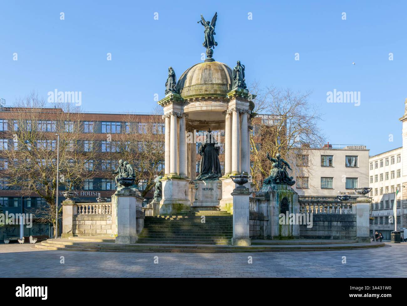 Statua della regina Vittoria, Derby Square, centro città di Liverpool, Inghilterra, grande monumento neo-barocco del Regno Unito o Beaux-Arts 1906 Foto Stock