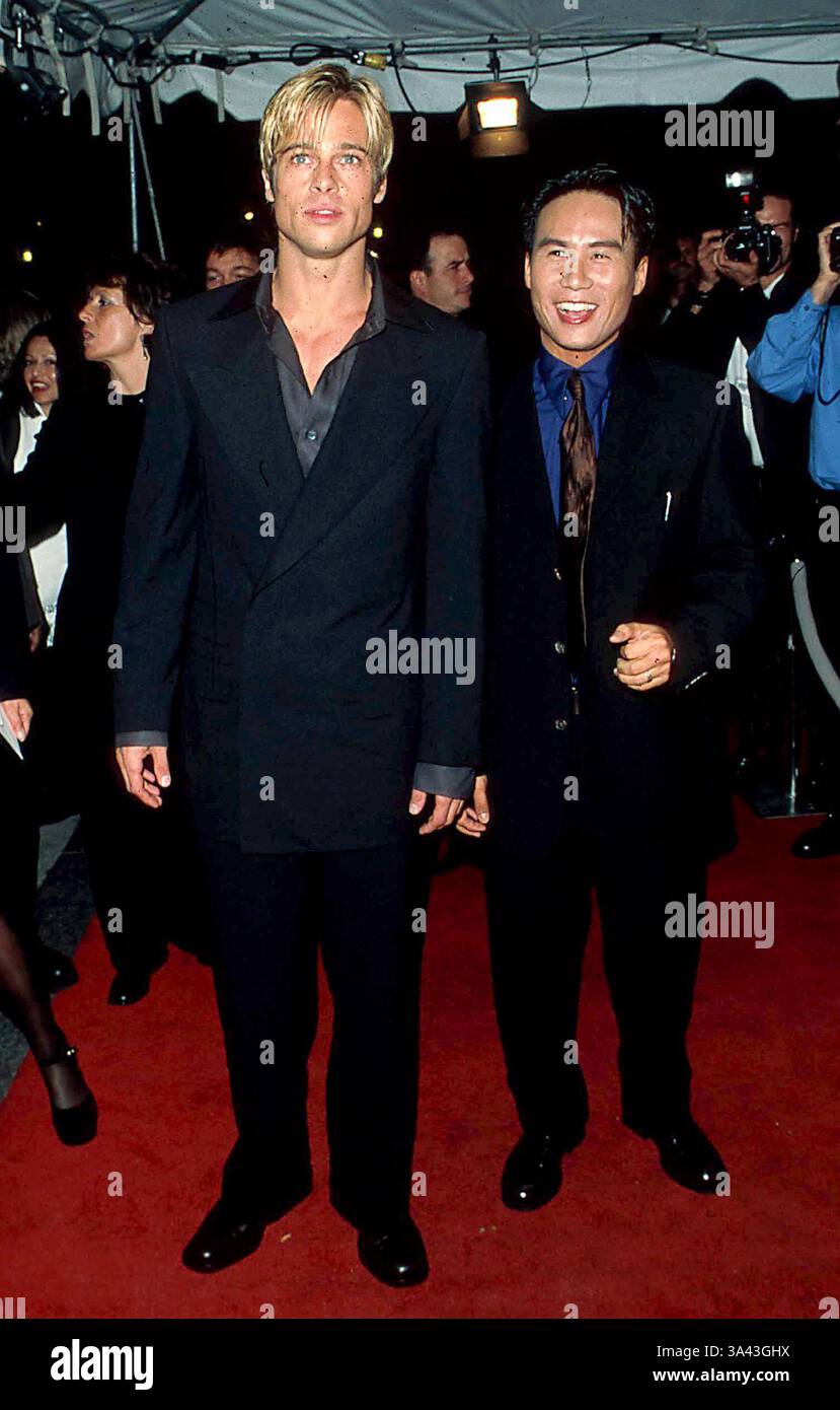 1 GENNAIO 2011 - K9703FB.SEVEN YEARS IN TIBET GALA AL TORONTO FILM FESTIVAL. BRAD PITT B.D. WONG. FITZROY BARRETT/ 1997 (immagine di credito: © Globe Photos/ZUMAPRESS.com) Foto Stock
