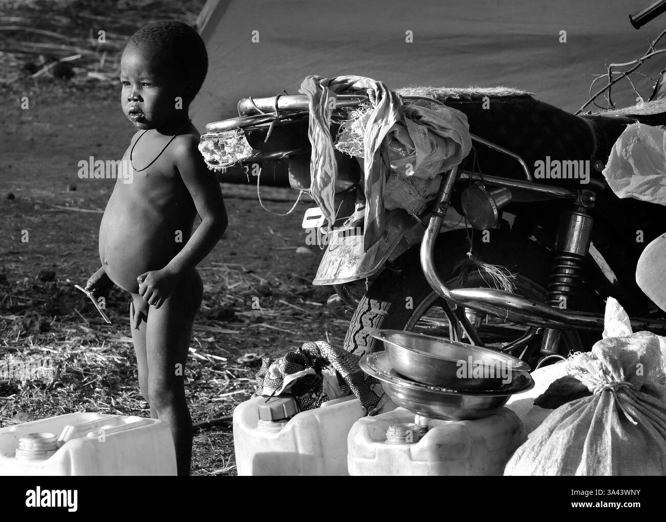 9 gennaio 2012 - Boung, Malban County, Sud Sudan - gli stomaci distanti sono un cliche in Sudan e nei paesi in via di sviluppo, nonostante milioni di persone siano state spese per aiuti umanitari a favore di rifugiati politici come questo bambino a Doro. (Immagine di credito: © Steve Shelton/ZUMA WireZUMAPRESS.com) Foto Stock