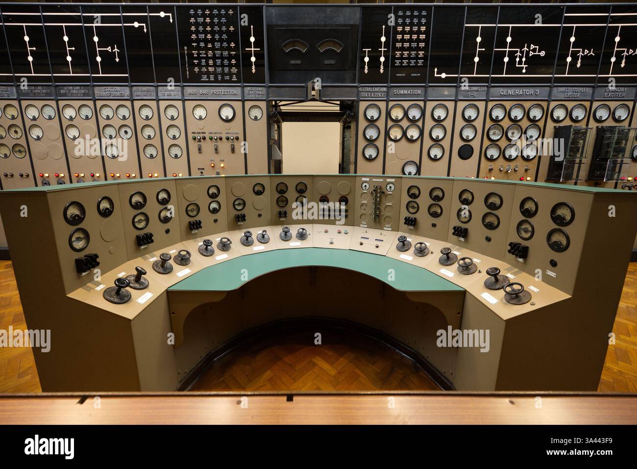 Sala di controllo A della centrale elettrica di Battersea a Londra Foto Stock