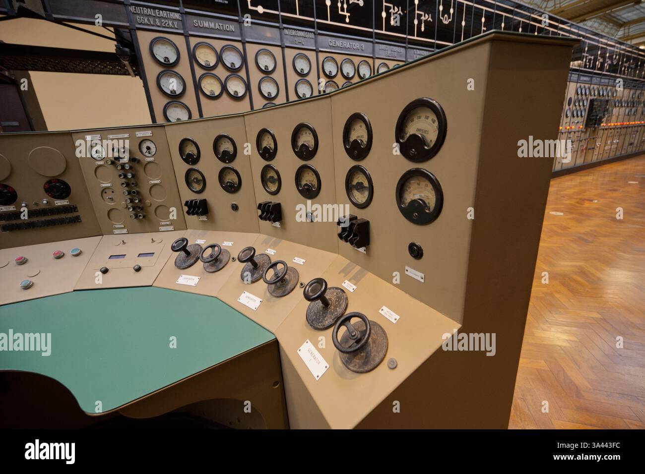 Sala di controllo A della centrale elettrica di Battersea a Londra Foto Stock