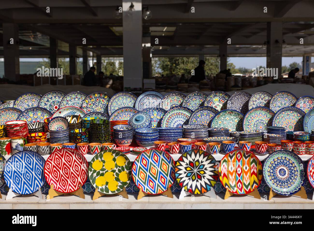 piatti artigianali con colorata arte popolare uzbeka piantata nel mercato. Il bazar Siyob, o così chiamato bazaar Siab, è il più grande bazar di Samarcanda. Foto Stock