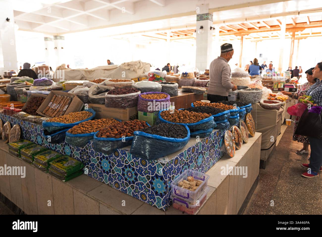 hawker vende la frutta secca e la noce nel mercato Siyob bazaar o cosiddetto Slab bazaar è il più grande bazar di Samarcanda. Foto Stock