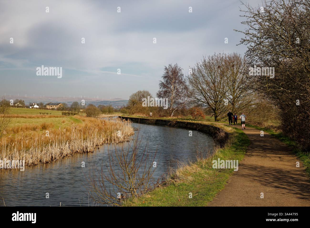 Persone che camminano lungo il sentiero trainato del canale Manchester, Bolton e Bury vicino a Radcliffe, Bury, Greater Manchester. Foto Stock