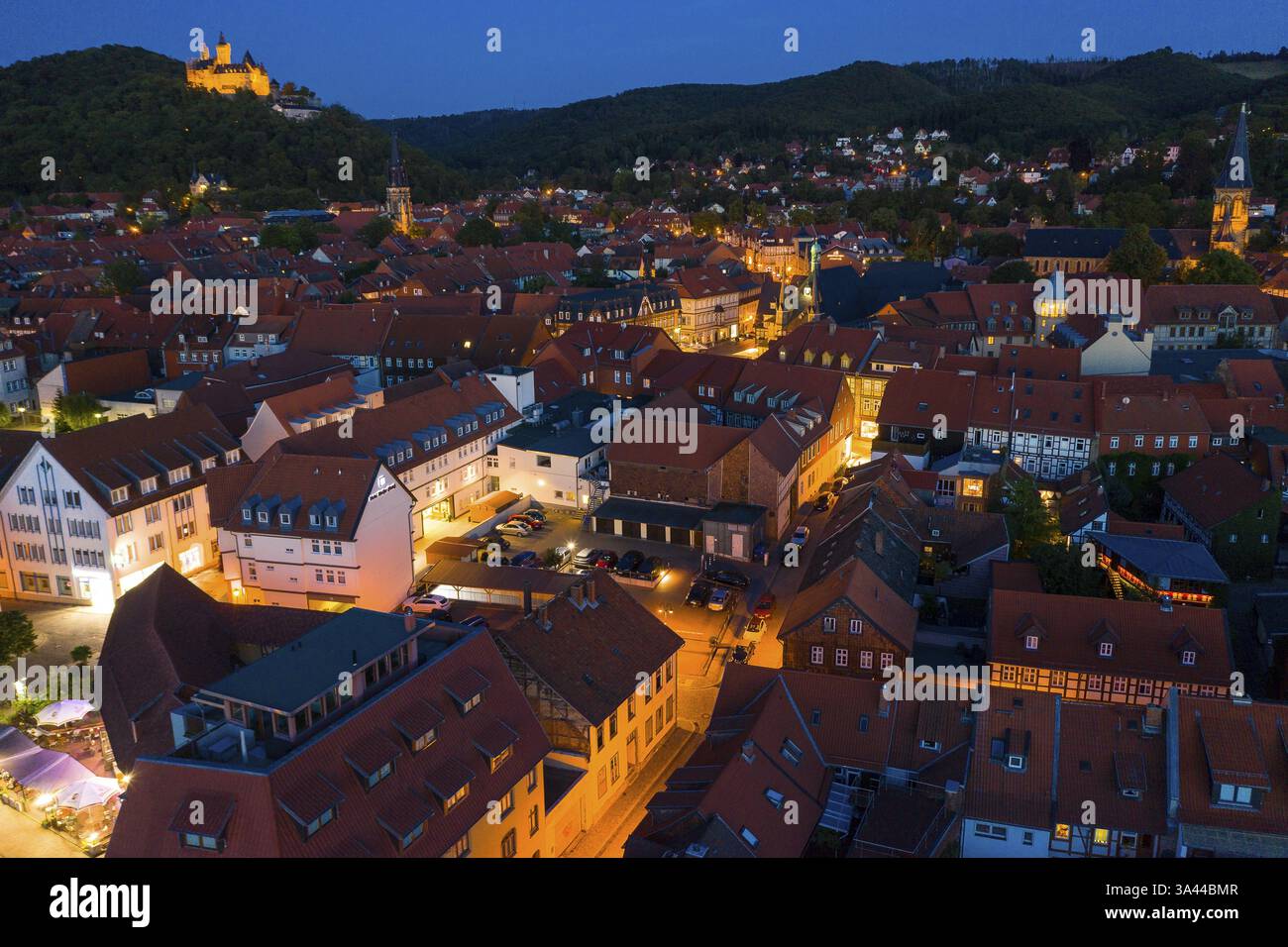 Vista aerea di notte con la città vecchia e il castello, Wernigerode, Sassonia-Anhalt, Germania, Europa Foto Stock