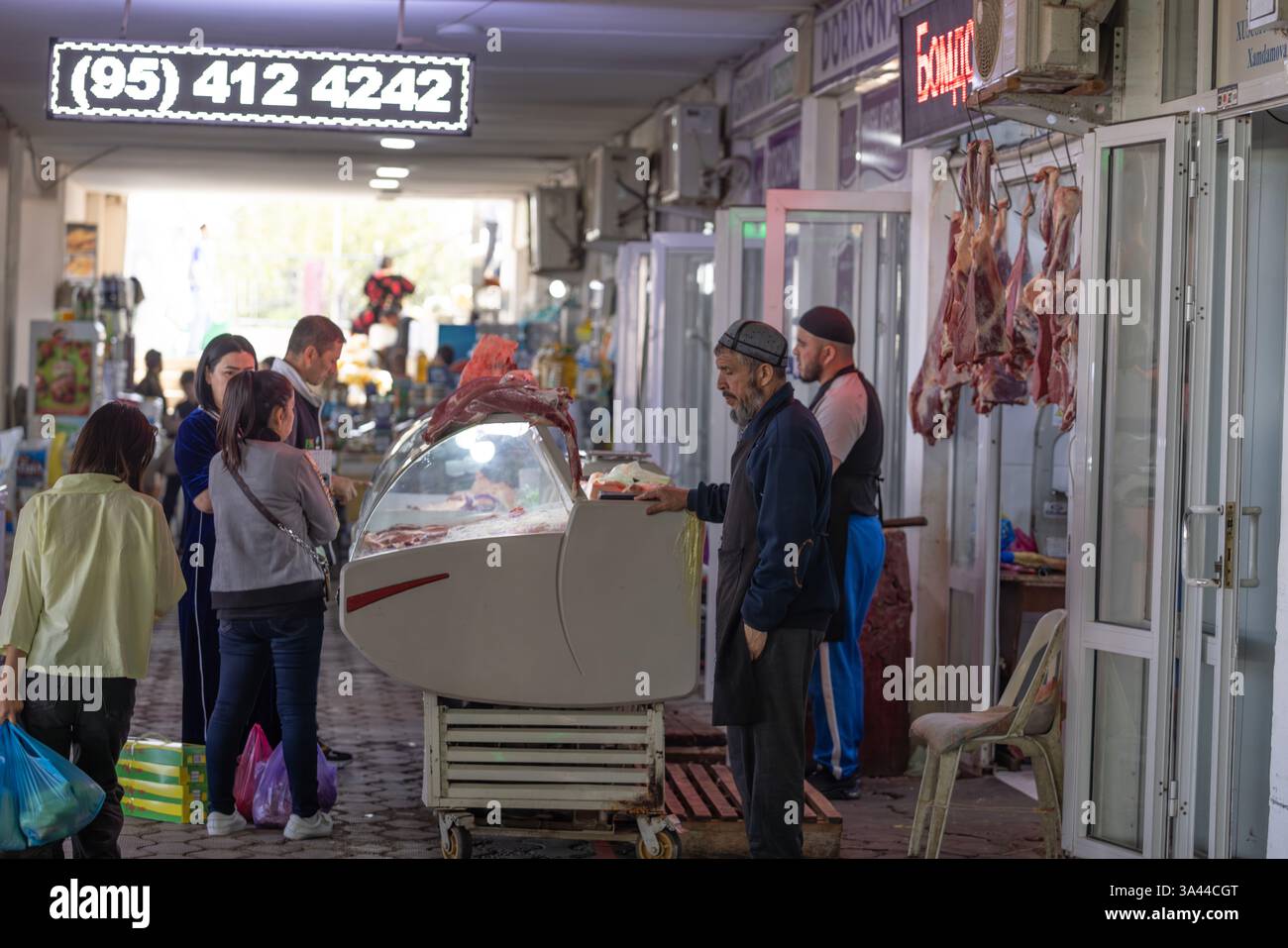 Samarcanda, Uzbekistan 1° ottobre 2024: Agnelli freschi appesi al macello con halal sul mercato. Il bazaar Siyob o il cosiddetto bazaar Siab è il bi Foto Stock