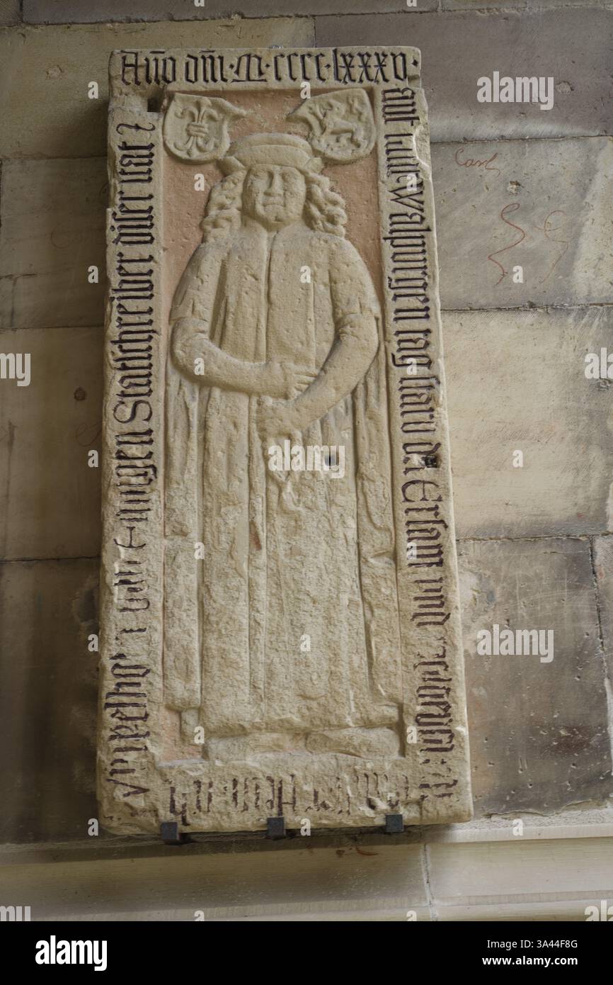 Lapide con iscrizione, epitaffio, piazza del mercato, chiesa di San Michele, San Michele, Schwaebisch Hall, Germania, Europa Foto Stock