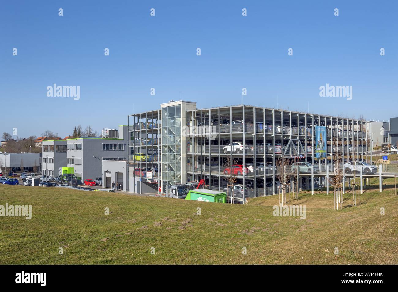 Architettura in cemento con deposito auto sul sito Volkswagen-Seitz, Kempten, Allgaeu, Svevia, Baviera, Germania, Europa Foto Stock