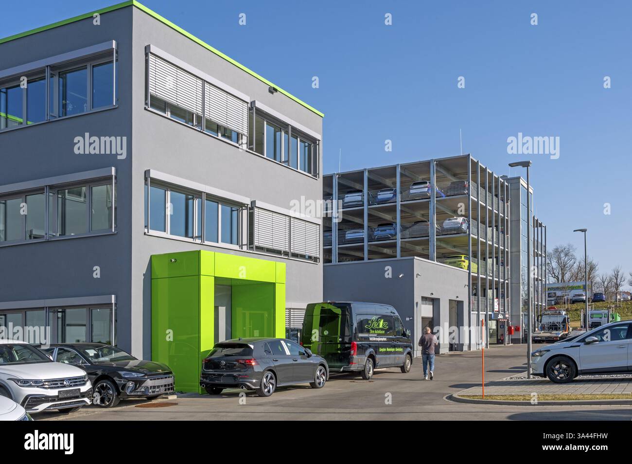 Architettura in cemento con deposito auto sul sito Volkswagen-Seitz, Kempten, Allgaeu, Svevia, Baviera, Germania, Europa Foto Stock