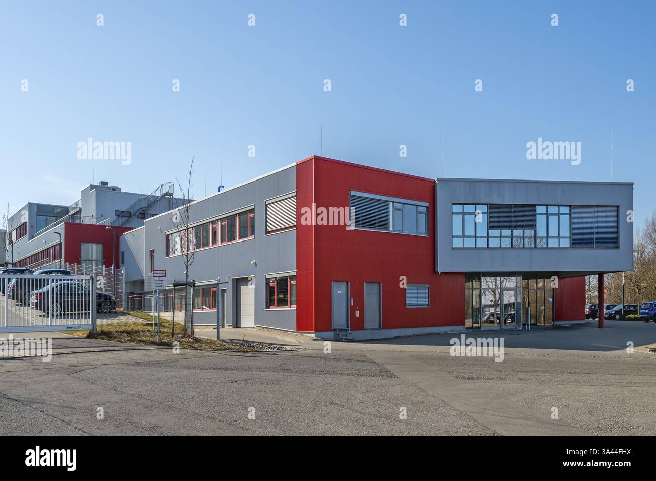 Architettura moderna, facciata in metallo rosso, sede centrale di Sontheim industrie Elektronik GmbH, Kempten, Allgaeu, Svevia, Baviera, Germania, Europa Foto Stock