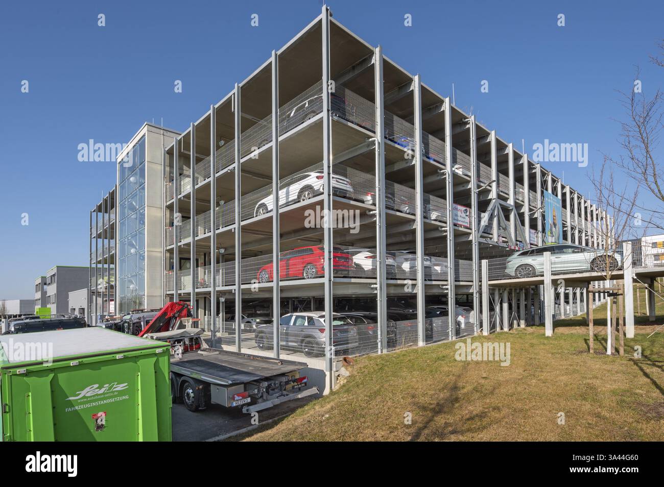 Architettura in cemento con deposito auto sul sito Volkswagen-Seitz, Kempten, Allgaeu, Svevia, Baviera, Germania, Europa Foto Stock