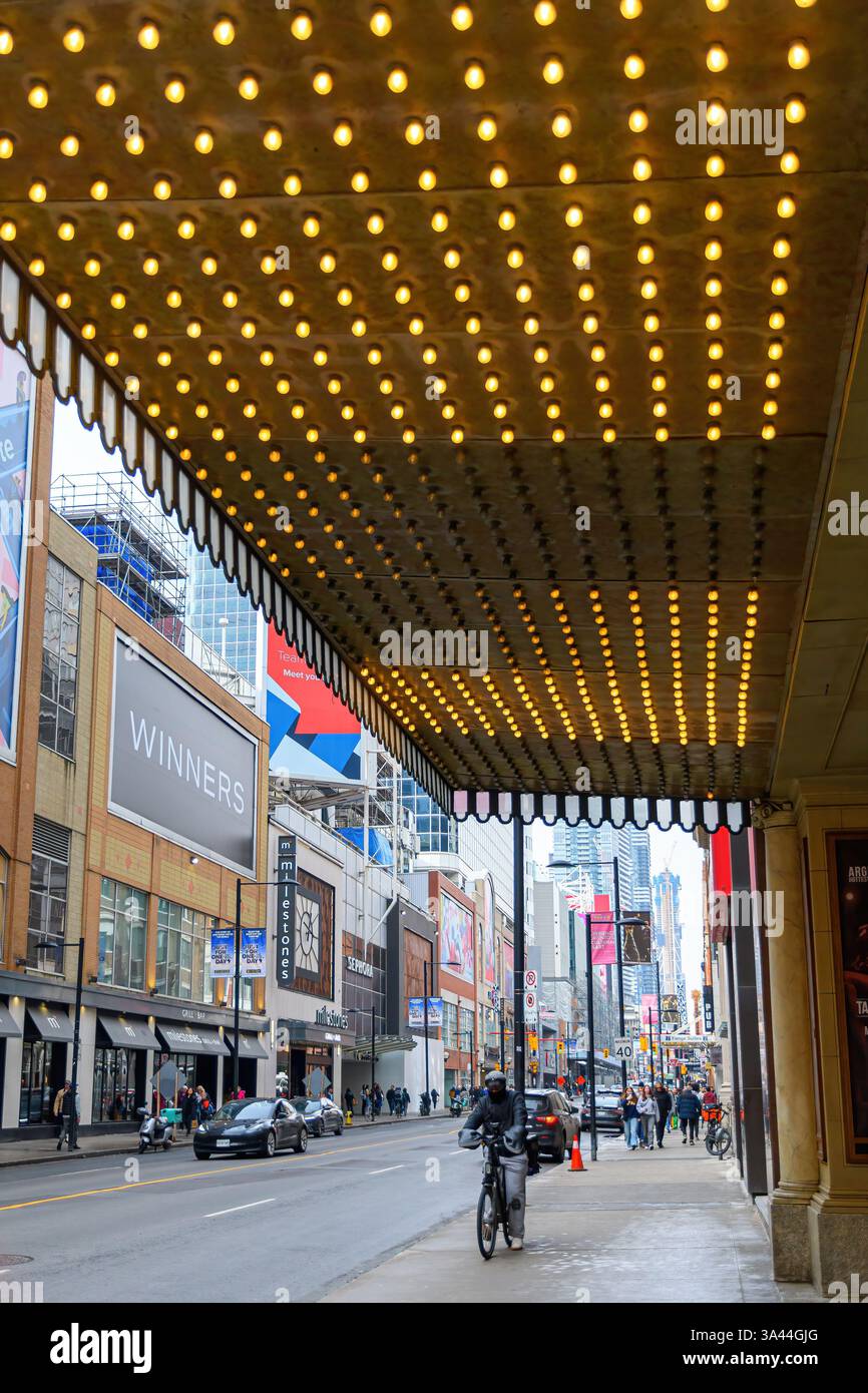 Vita cittadina su Yonge Street, nel quartiere del centro cittadino. Foto Stock