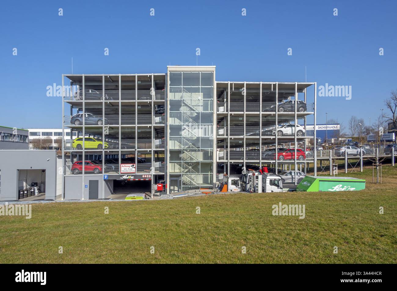 Architettura in cemento con deposito auto sul sito Volkswagen-Seitz, Kempten, Allgaeu, Svevia, Baviera, Germania, Europa Foto Stock