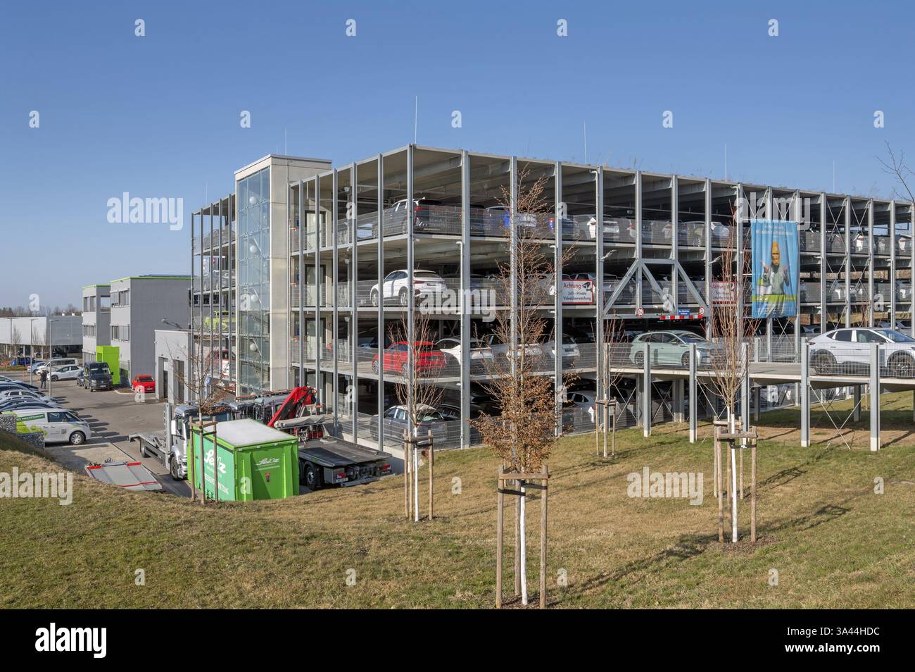 Architettura in cemento con deposito auto sul sito Volkswagen-Seitz, Kempten, Allgaeu, Svevia, Baviera, Germania, Europa Foto Stock