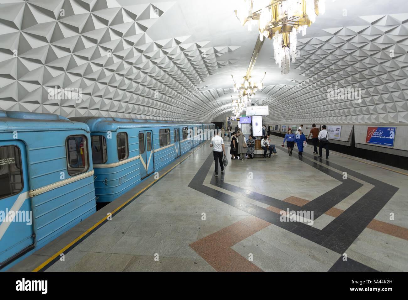 Tashkent, Uzbekistan, 5 ottobre 2024: Esterno della stazione di Beruniy. La metropolitana di Tashkent fu costruita nell'ex URSS, aprendo nel 1977, e la prima si incontrò Foto Stock