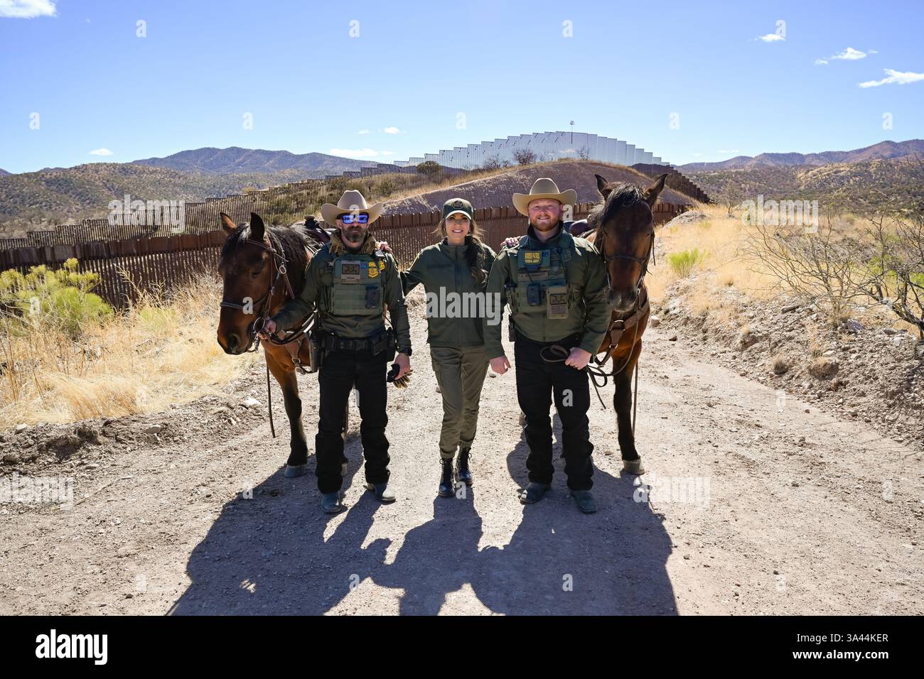 Il segretario del Dipartimento per la sicurezza interna (DHS) Kristi Noem si impegna con il personale di pattuglia di frontiera assegnato al punto di ingresso di Mariposa presso il confine di Nogales, Arizona, 15 marzo 2025. Foto Stock