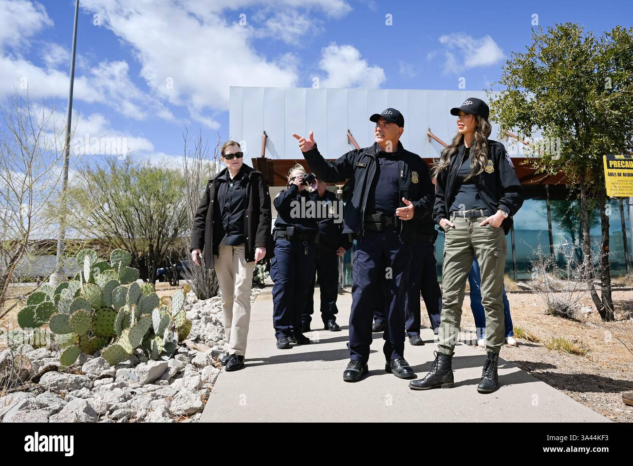 Il segretario del Dipartimento per la sicurezza interna (DHS) Kristi Noem si impegna con il personale di pattuglia di frontiera assegnato al punto di ingresso di Mariposa presso il confine di Nogales, Arizona, 15 marzo 2025. Foto Stock