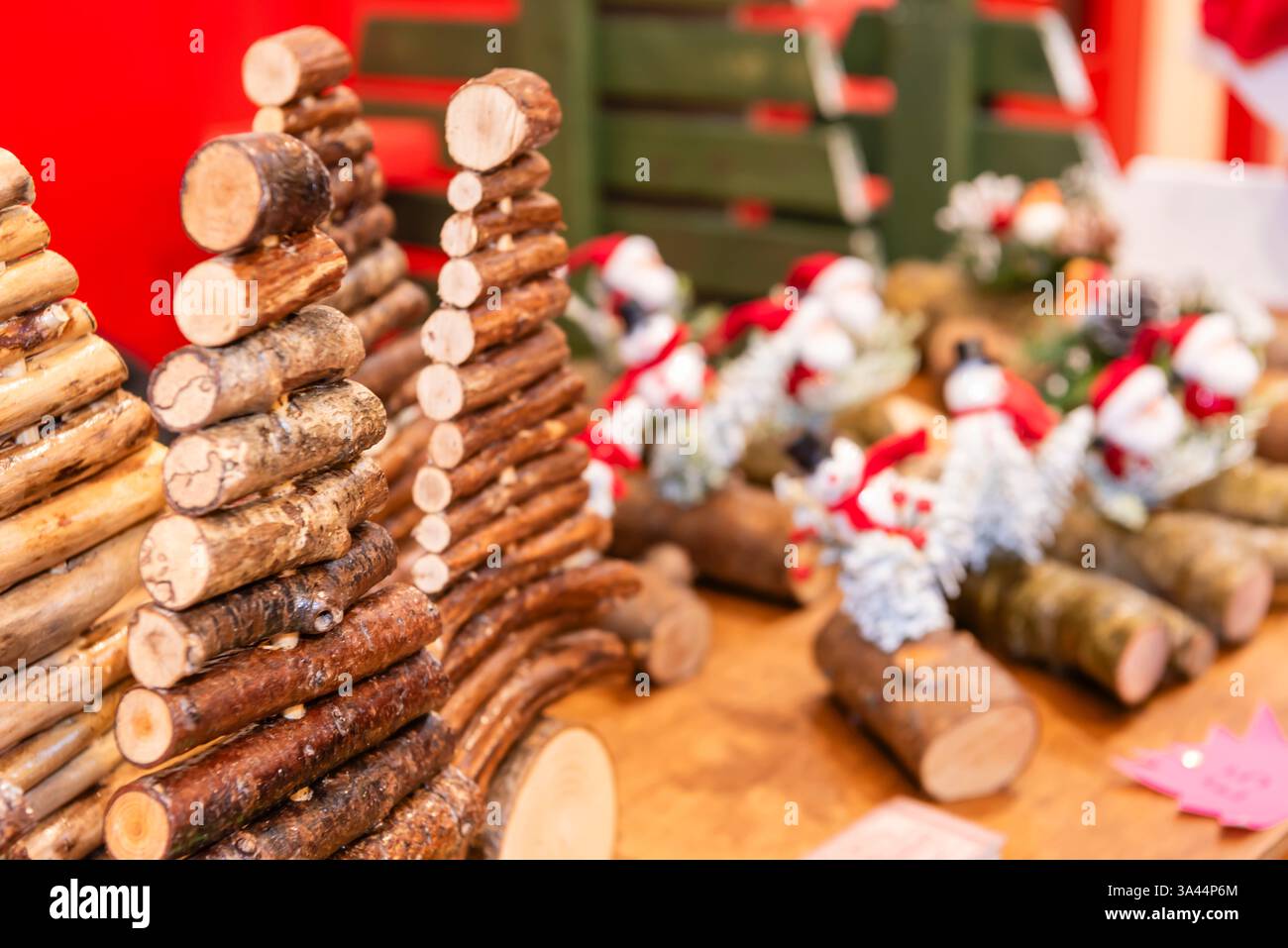 Decorazioni fatte a mano sull'albero di Natale utilizzando legno e rami recuperati in una bancarella del mercato. Foto Stock