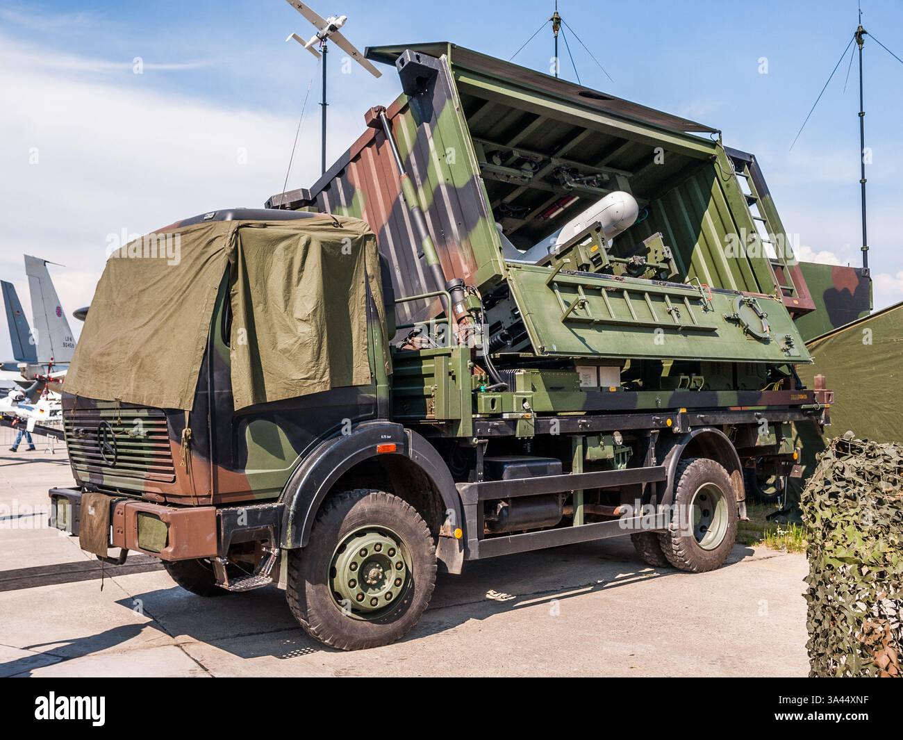 Belin, Germania - 11 giugno 2010: Il veicolo di lancio di Rheinmetall KZO Reconnaissance and Target Acquisition UAV al Berlin Airshow 2010 Foto Stock
