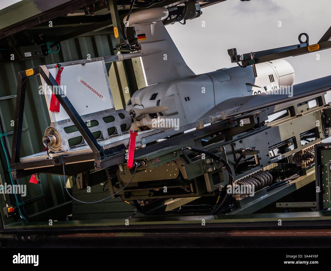 Belin, Germania - 11 giugno 2010: Il veicolo di lancio di Rheinmetall KZO Reconnaissance and Target Acquisition UAV al Berlin Airshow 2010 Foto Stock