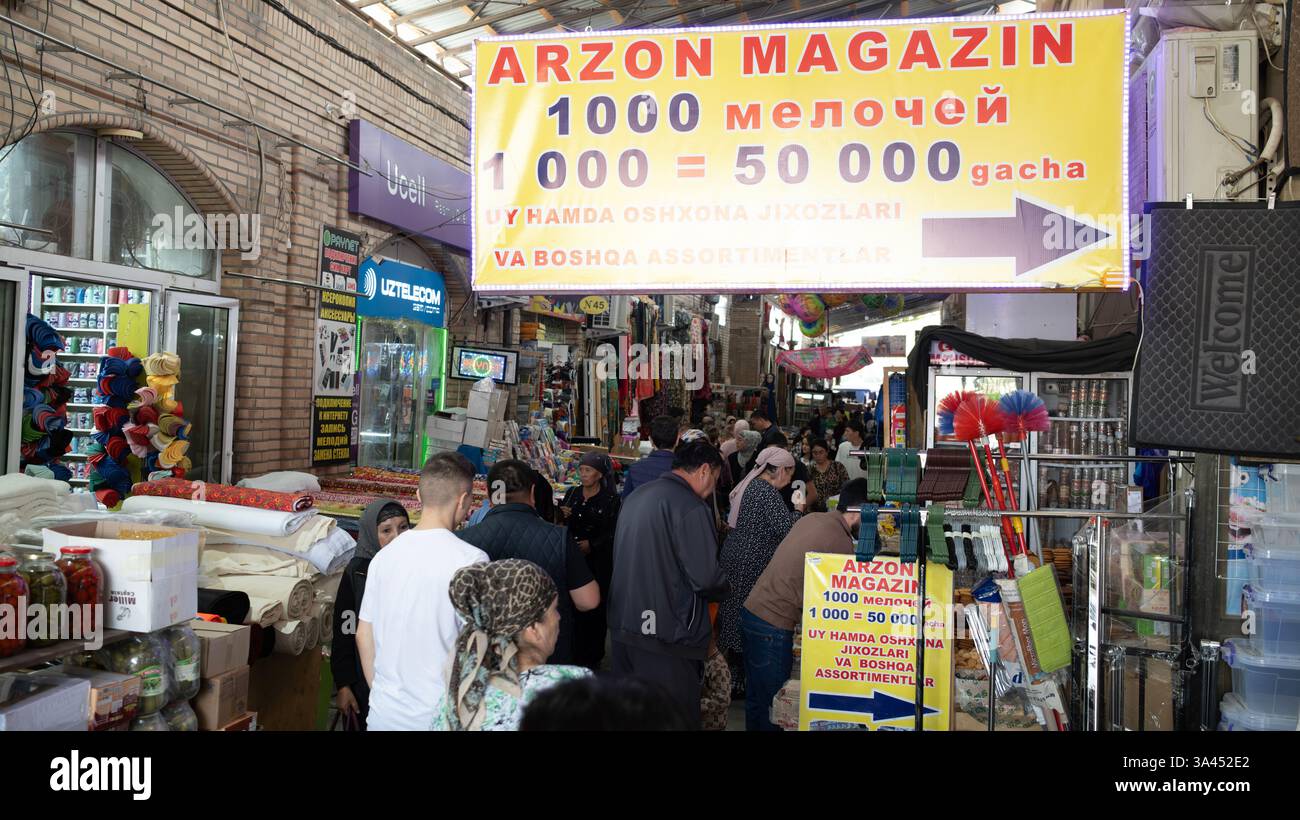 Samarcanda, Uzbekistan 1° ottobre 2024: Uno dei vicoli del bazar Siyob o cosiddetto bazar Siab è il più grande bazar di Samarcanda. Foto Stock