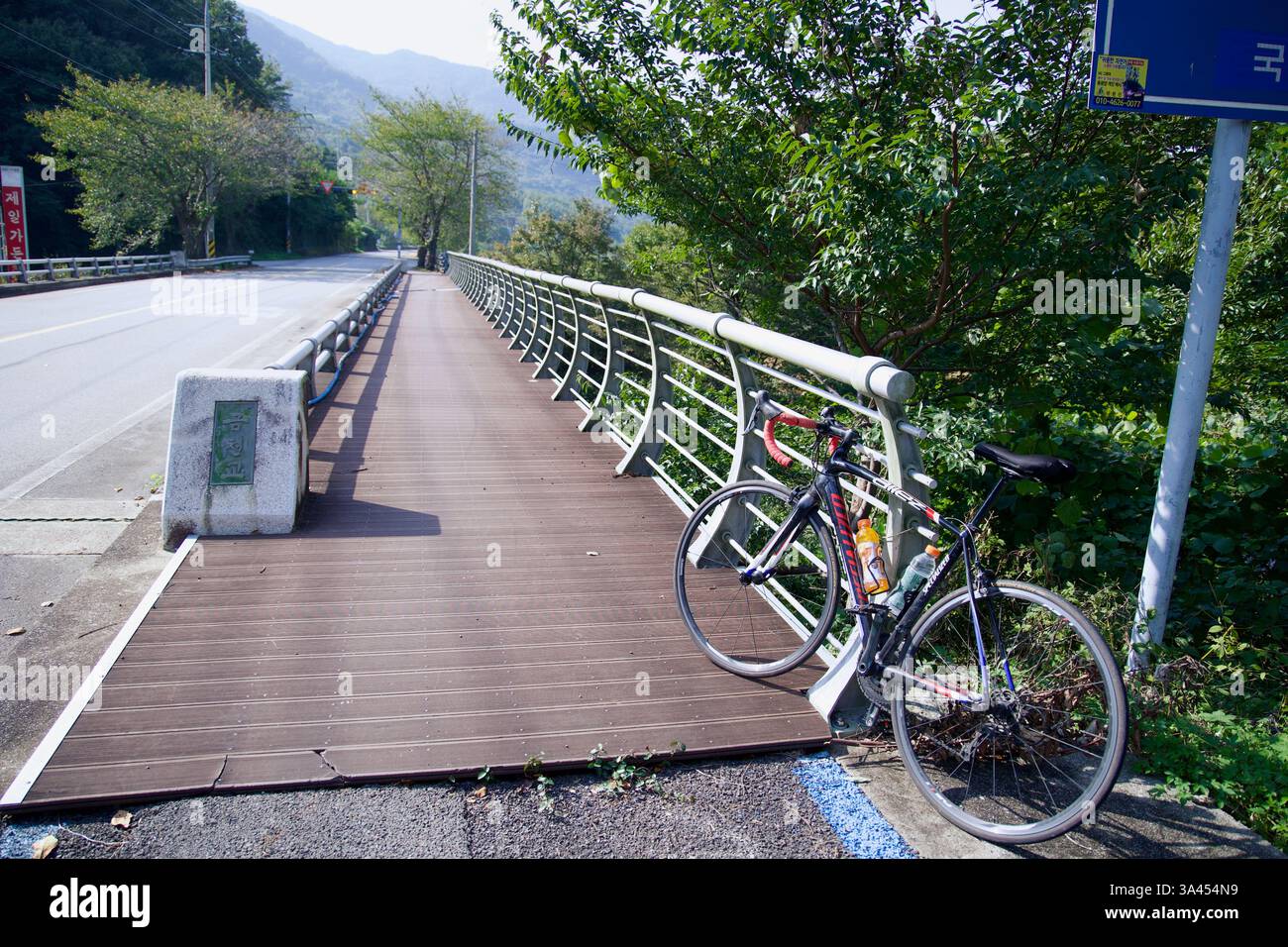 Città di Gwangyang, Corea del Sud - 3 ottobre 2021: Una bicicletta da strada si appoggia contro una ringhiera in una sosta panoramica lungo il Seomjingang Bike Path, featuri Foto Stock