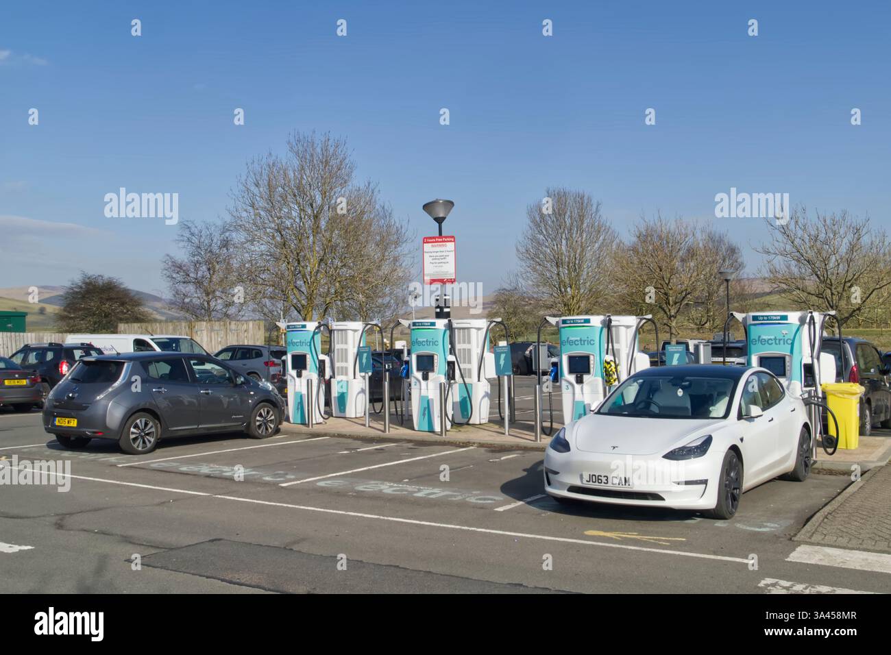 Ricarica auto Tesla presso un punto di ricarica non Tesla, M74, Abington Services, Scozia, Regno Unito Foto Stock