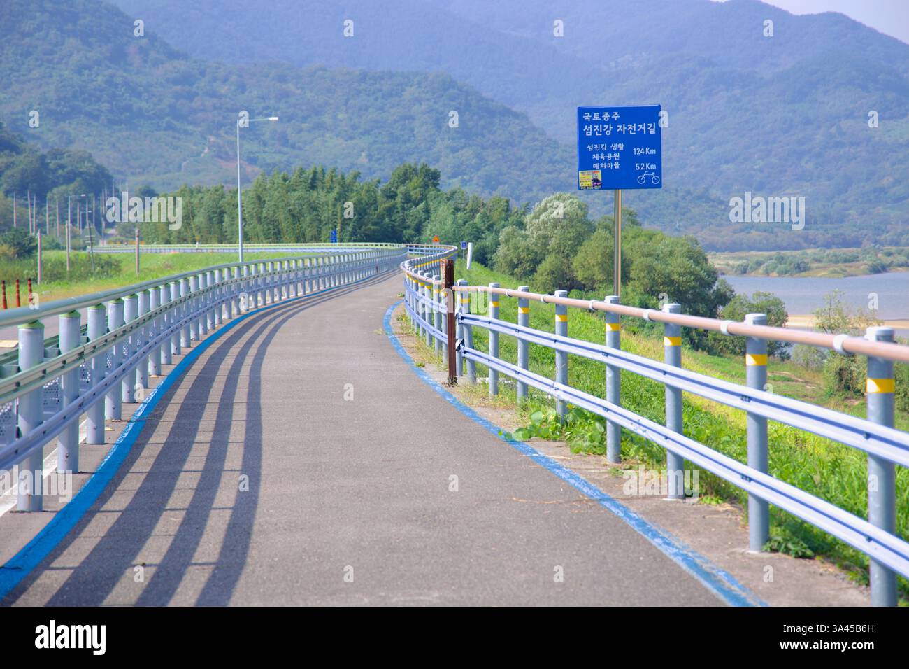Gwangyang, Corea del Sud - 3 ottobre 2021: Una sezione liscia e ben tenuta delle curve del Seomjingang Bike Path lungo il fiume Seomjin, con la sua Foto Stock