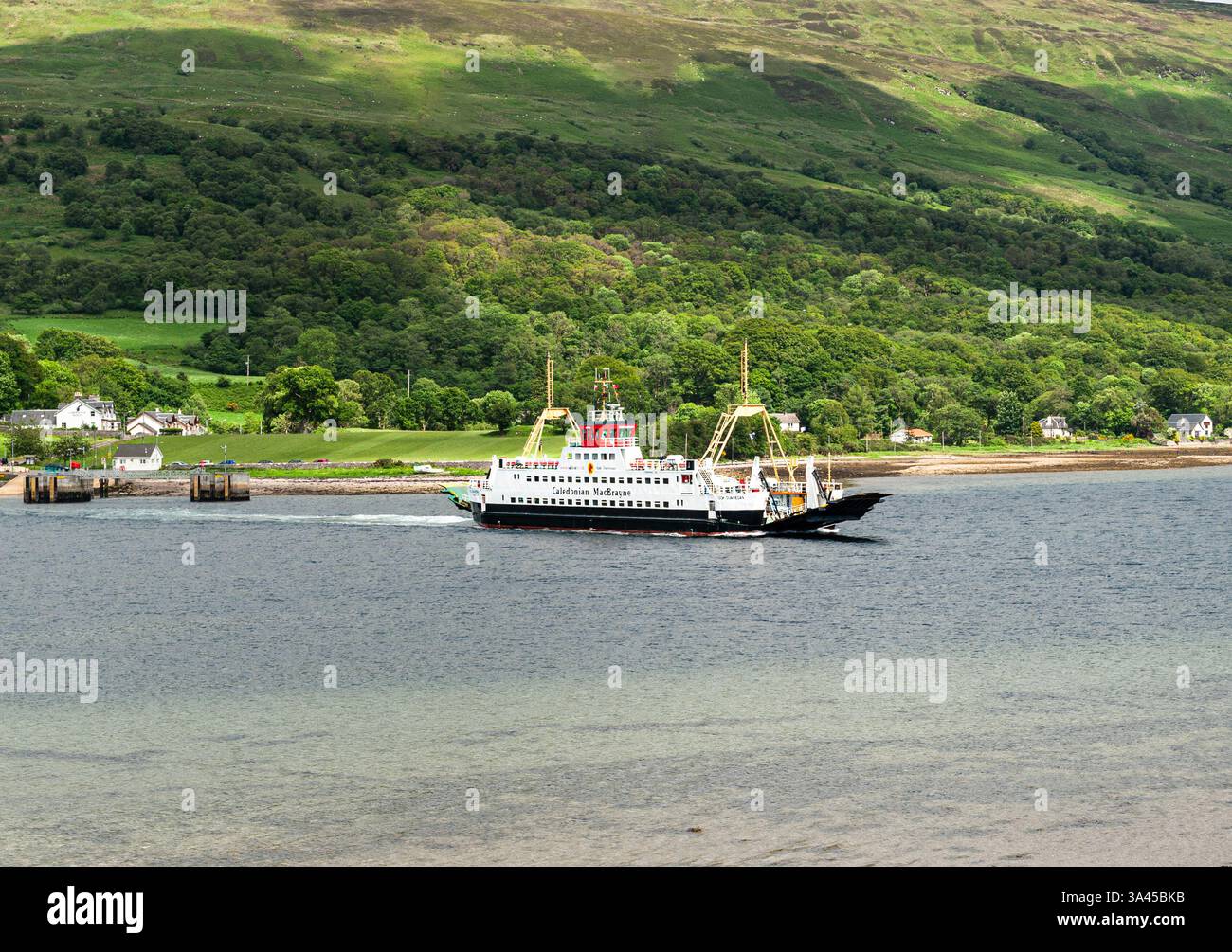 Traghetto per auto che attraversa il Kyles di Bute tra Colintraive e Rhubodach Foto Stock