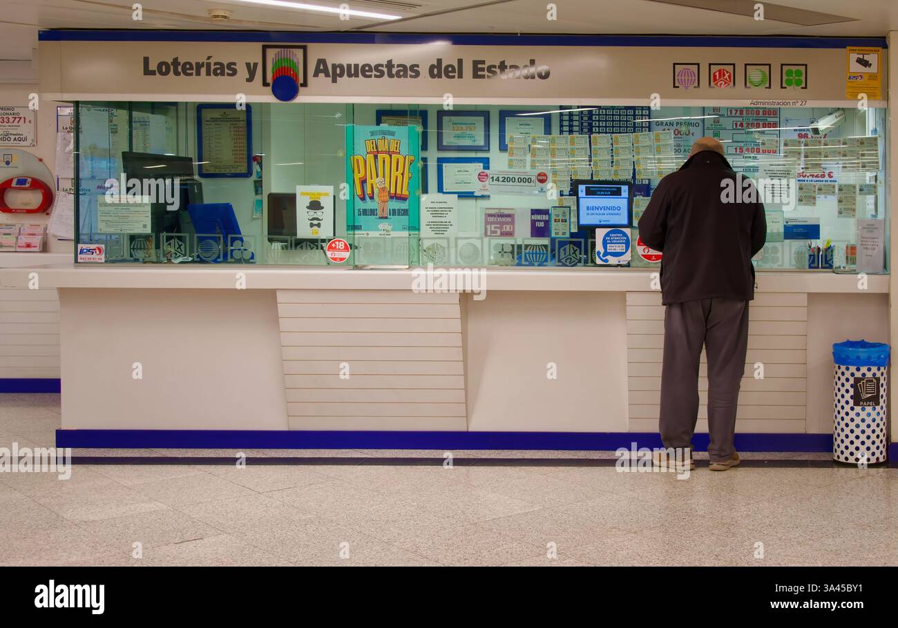 Uomo alla vetrina stand della lotteria nazionale spagnola Loterias y Apuestas del Estado all'interno del centro commerciale El Corte Ingles Santander Cantabria Spagna Europa Foto Stock