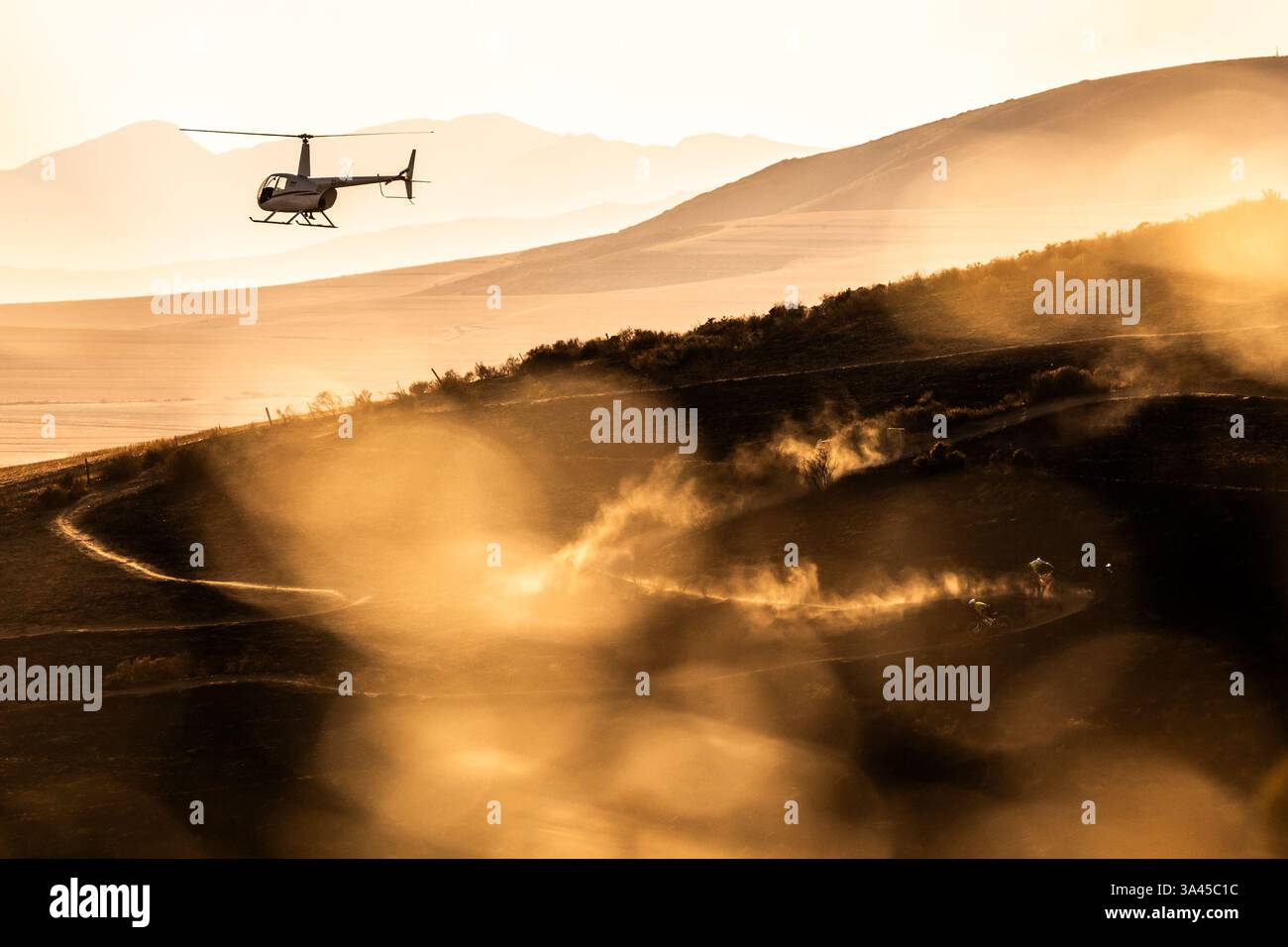 Il duo svizzero Nino Schurter e Filippo Colombo nelle maglie gialle per i leader nel corso della seconda tappa dell'8 giorni di Absa Cape Epic pa Foto Stock