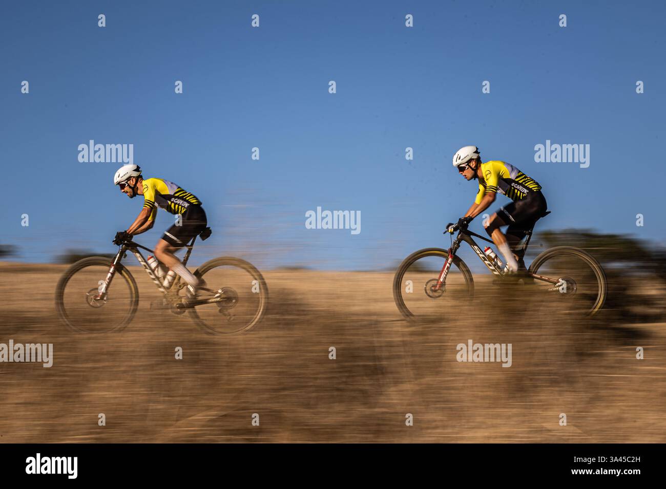 Il duo svizzero Nino Schurter e Filippo Colombo nelle maglie gialle per i leader nel corso della seconda tappa dell'8 giorni di Absa Cape Epic pa Foto Stock