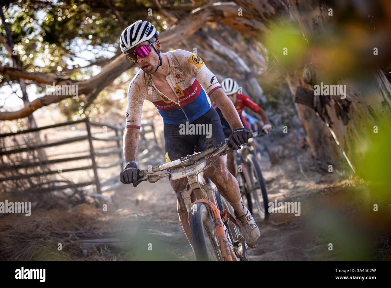 Il pilota ceco Martin Stosek nel corso della prima tappa della gara di otto giorni di mountain bike Absa Cape Epic in Sudafrica, 17 marzo 2025. (Foto CTK/Mich Foto Stock